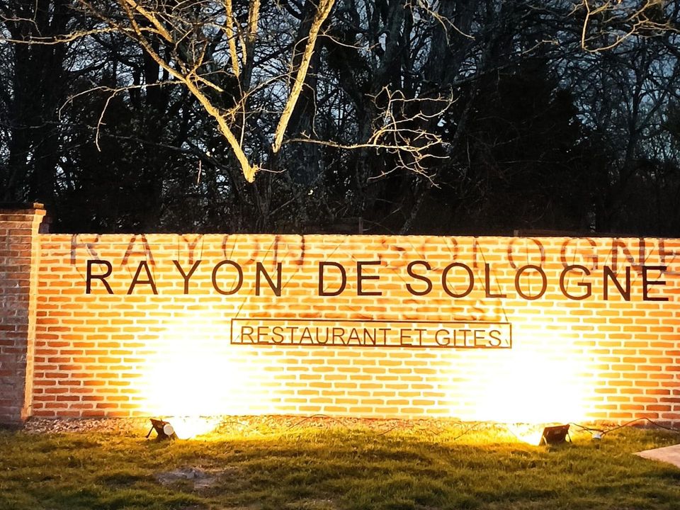 Panneau lumineux Rayon de Sologne, restaurant et gîtes, à l'entrée du domaine