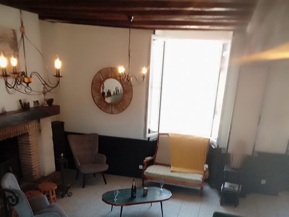 Salon avec cheminée du gîte de groupe