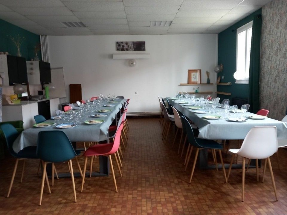 Salle d'anniversaire, tables dressées
