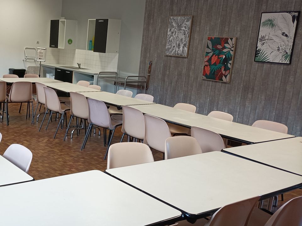 Salle modulable de Langon, tables blanches pour une réunion