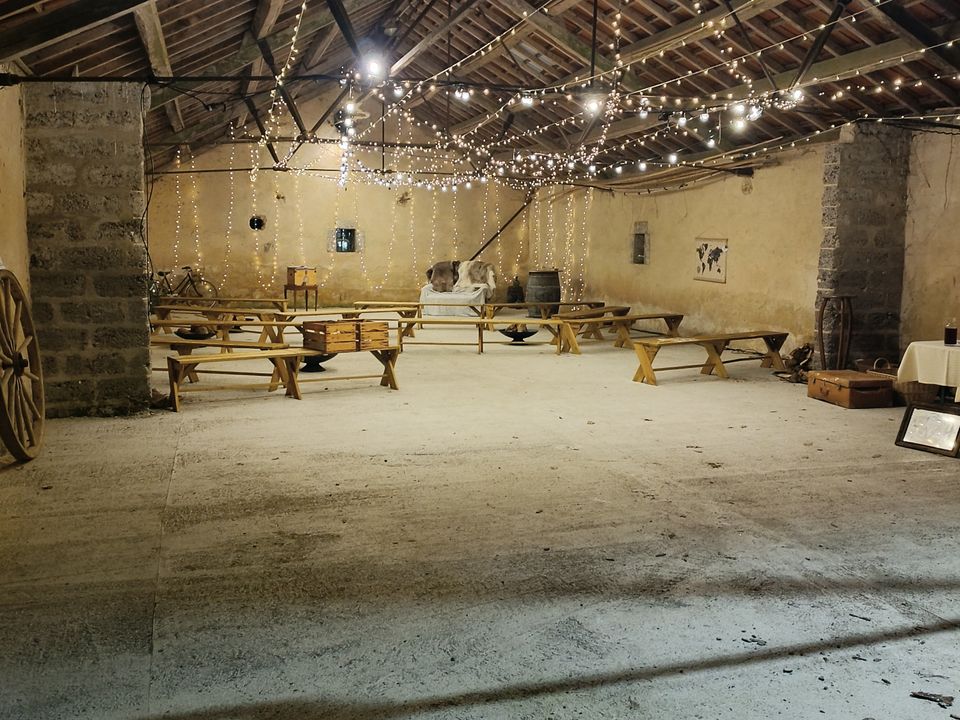 Sous la guinguette, grange éclairée de guirlandes lumineuses