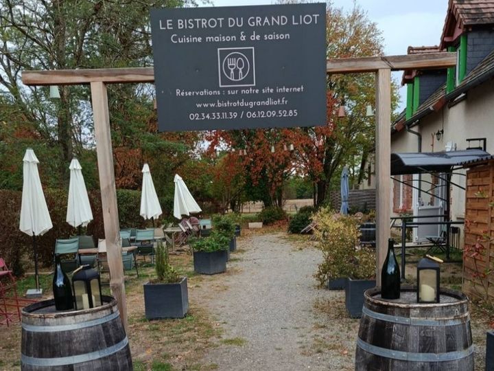 Terrasse de la colonie avec tables exterieures rayon de sologne