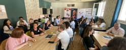 Équipe en réunion autour d'une longue table de la salle de séminaire