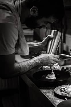 Cuisinier au travail, photo en noir et blanc