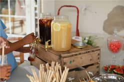Bar à softs du mariage, bocaux de boissons sur une caisse en bois
