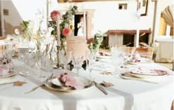 Table de mariage dressée, décor champêtre chic