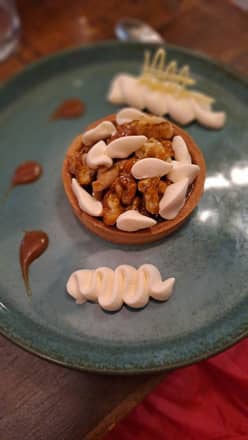 Dessert dressé dans une assiette verte