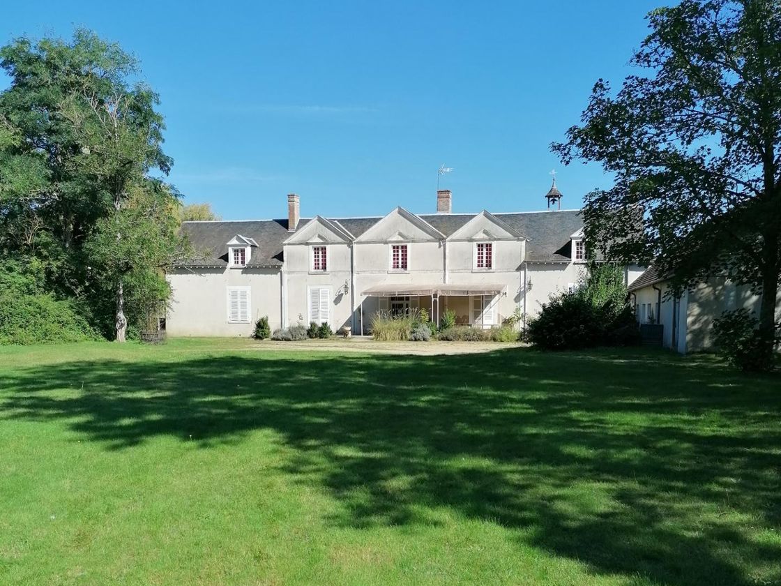 Le manoir et sa pelouse