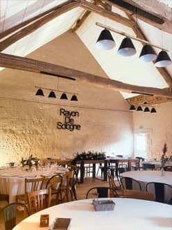 Salle de la grange, tables rondes et enseigne Rayon de Sologne