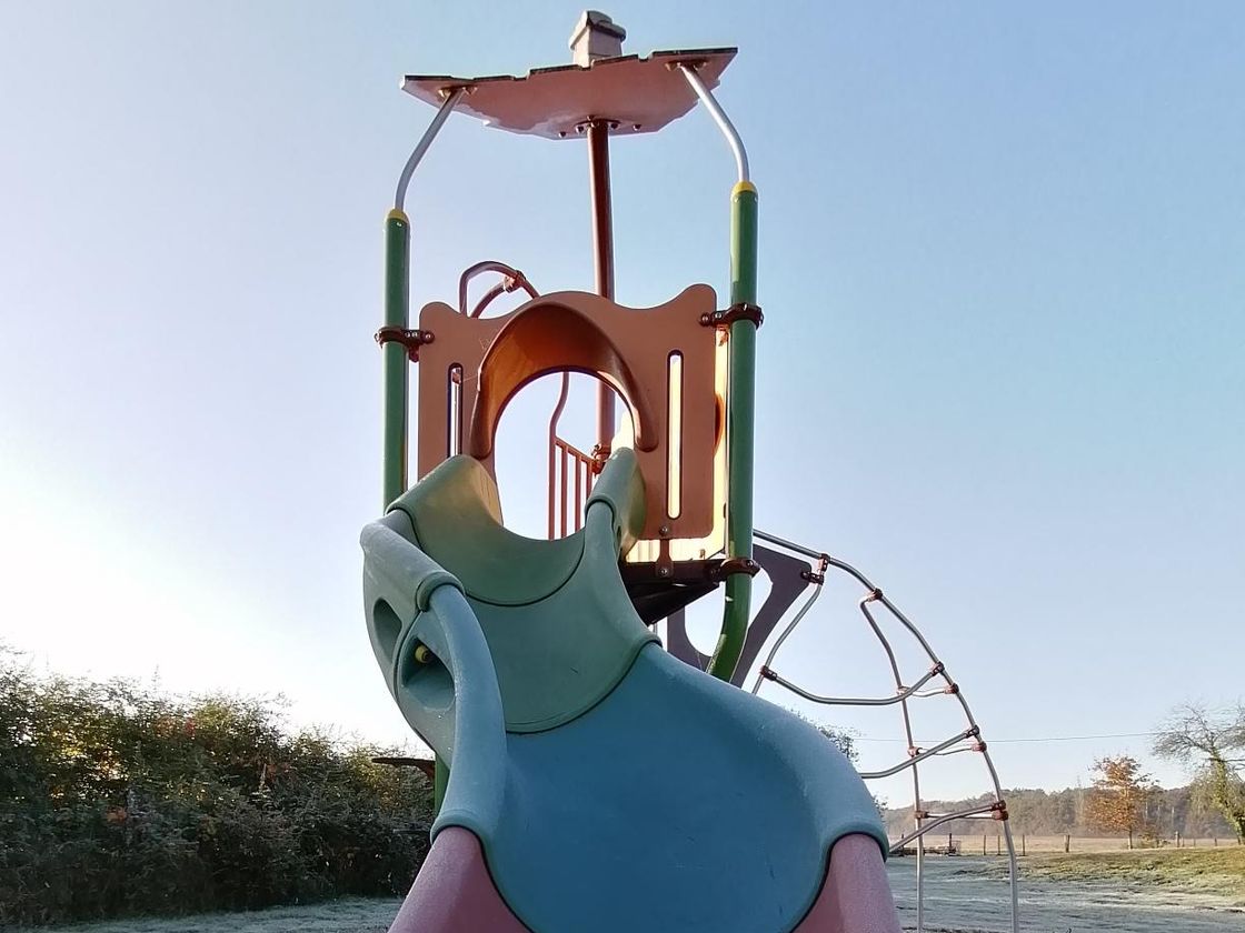 Toboggan de l'aire de jeux extérieure